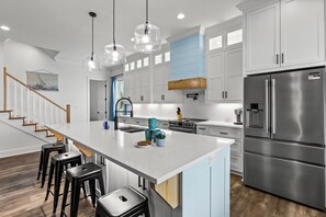 Kylskåp, mikrovågsugn, ugn och spishäll