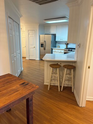 Microwave, oven, stovetop, dishwasher - Updated 4-bedroom
Toddler safe backyard, new appliances and furniture, green egg (Jarreau)