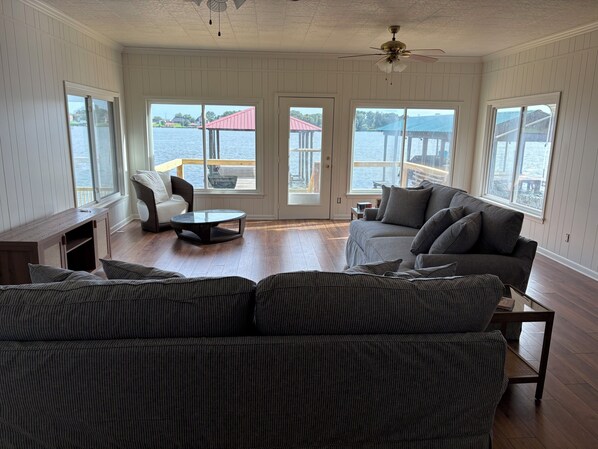 TV - Updated 4-bedroom
Toddler safe backyard, new appliances and furniture, green egg (Jarreau)