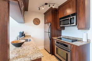 Frigorífico, microondas, horno y placa de cocina