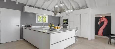 Køleskab, mikrobølgeovn, ovn, kogeplade