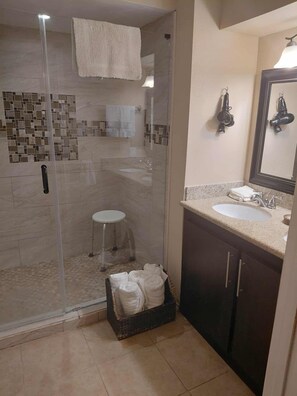 Dusche, Haartrockner, Handtücher, Seife