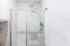 Een douche, een haardroger, handdoeken