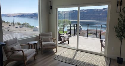 Lux 3 bdrm/3 bath sleeps 8 in George, Wa near Gorge Amphitheater & Wine Country
