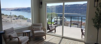 Lux 3 bdrm/3 bath sleeps 8 in George, Wa near Gorge Amphitheater & Wine Country
