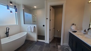Douche, sèche-cheveux, serviettes fournies, savon