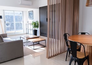 Suite Premium, vistas a la ciudad | Zona de estar | Televisión LED de 32 pulgadas con canales por cable
