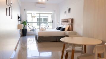 Suíte, sacada | Wi-Fi de cortesia, roupa de cama