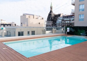 Piscina externa, espreguiçadeiras