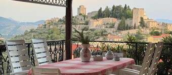 Benesié- Elegant villa with castle view