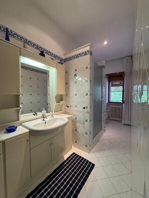 Douche, sèche-cheveux, bidet, serviettes fournies