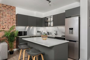 Kylskåp, ugn, spishäll och diskmaskin