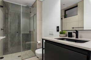 シャワー、ヘアドライヤー、タオル、石鹸