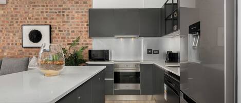 Fridge, oven, stovetop, dishwasher