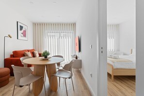 Dining - GuestReady - The Waxing Gibbous Apartment (Porto)