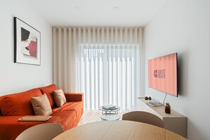 TV - GuestReady - The Waxing Gibbous Apartment (Porto)