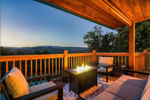 !NEW! Epic Mountain Views! Arcade-Ping-Pong-Hot Tub