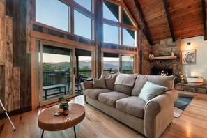 Smart-TV, Kamin, Videospiele, Tischtennisplatte