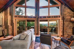 TV connectée, cheminée, jeux vidéo, table de tennis de table