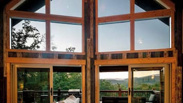 TV connectée, cheminée, jeux vidéo, table de tennis de table