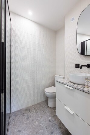 Apartment | Bathroom | Hair dryer, towels, shampoo - Cosy Studio 2P- Parc des Expositions/ Eiffel Tower (Paris)