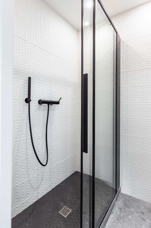 公寓 | 浴室 | 吹风机、毛巾、洗发水