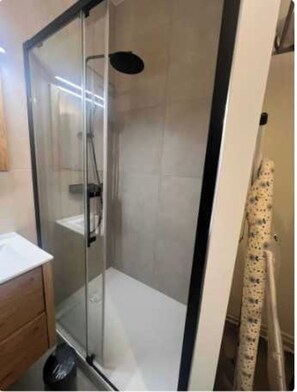 Apartment | Badezimmer | Haartrockner, Handtücher, Shampoo