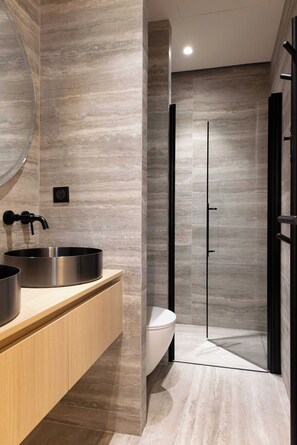 Appartement | Badkamer | Een haardroger, handdoeken, shampoo