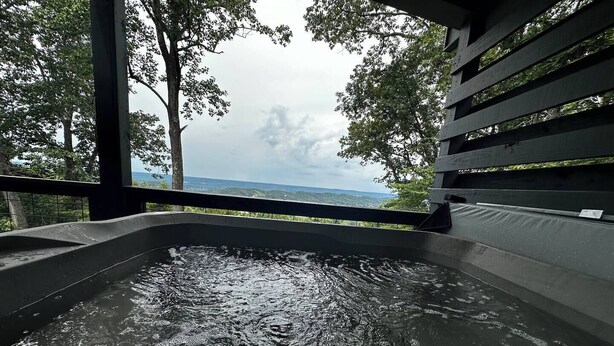 Un bain à remous avec vue sur un paysage montagneux.