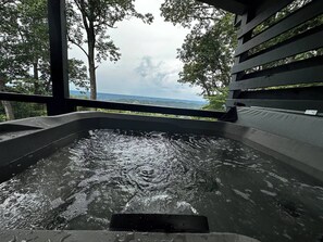 Un jacuzzi con vistas a un paisaje montañoso.