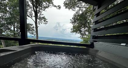 The Lookout on Lookout! Modern 2BR cabin with a hot tub! Overlooking downtown!