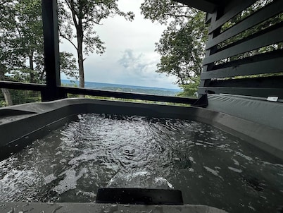 The Lookout on Lookout! Modern 2BR cabin with a hot tub! Overlooking downtown!