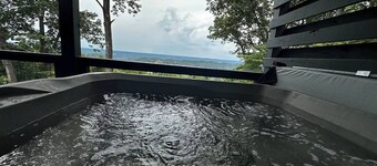 The Lookout on Lookout! Modern 2BR cabin with a hot tub! Overlooking downtown!