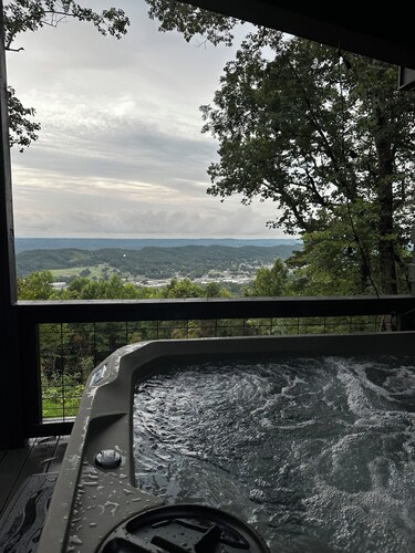 The Lookout on Lookout! Modern 2BR cabin with a hot tub! Overlooking downtown!