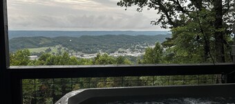 The Lookout on Lookout! Modern 2BR cabin with a hot tub! Overlooking downtown!