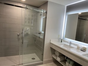 Ducha, secador de pelo, toallas, jabón