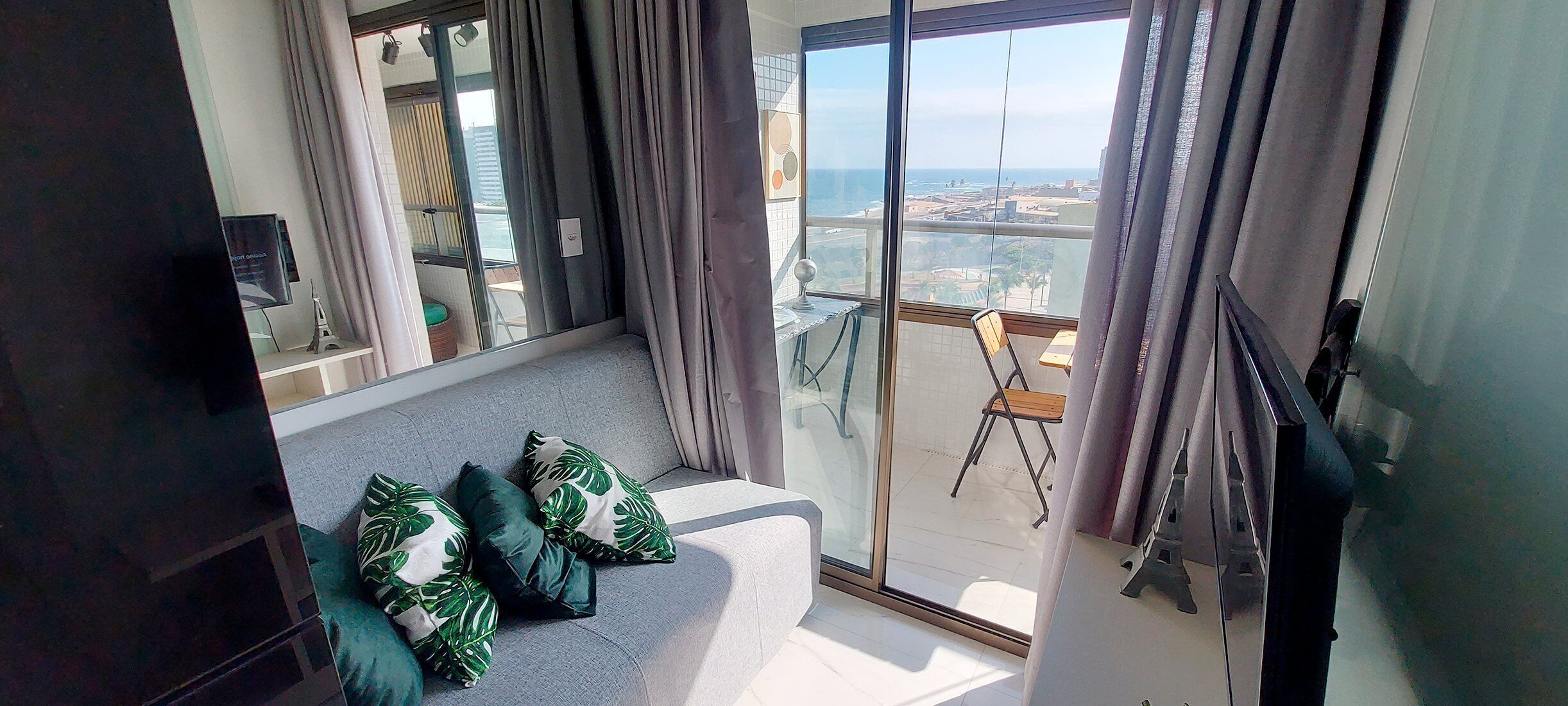 Apartamento básico | Área de estar | Smart TV 39 polegadas com canais digitais, Netflix