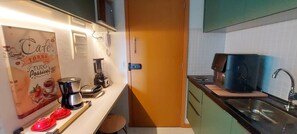Apartamento básico | Cocina privada | Frigorífico, microondas, placa de cocina y licuadora