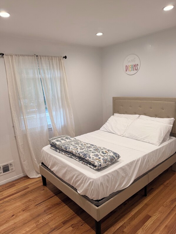 3 bedrooms, desk, iron/ironing board, free WiFi