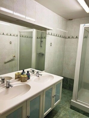 Een haardroger, handdoeken