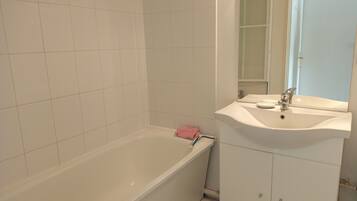 Een haardroger, handdoeken