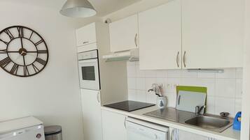 Réfrigérateur, micro-ondes, four, lave-vaisselle