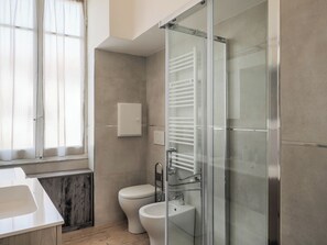 Douche, sèche-cheveux, bidet, serviettes fournies