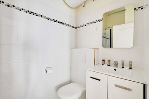 Apartment | Bathroom | Hair dryer, towels, shampoo - Spacious House - 2br/8p - Montrouge (Montrouge)