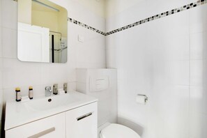 Apartment | Bathroom | Hair dryer, towels, shampoo - Spacious House - 2br/8p - Montrouge (Montrouge)