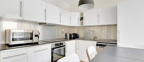 Appartamento | Cucina privata | Frigorifero, microonde, forno, piano cottura