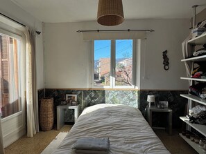 1 bedroom, bed sheets