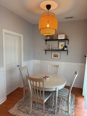 Dining - Downtown PVT Parking Orange Street Retreat (Wilmington)