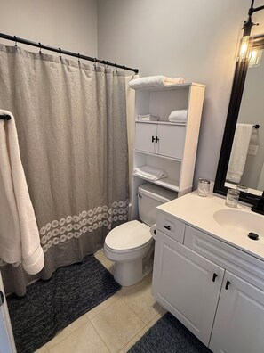Shower, hair dryer, towels, soap - Downtown PVT Parking Orange Street Retreat (Wilmington)