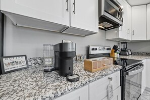 Refrigerador, microondas, parrilla de estufa y lavavajillas 